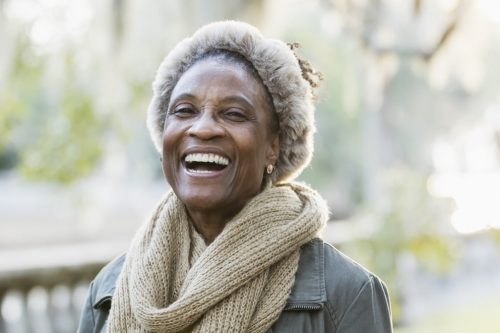 23 Natural Hairstyles for Women Over 50 to Style Easily at Home