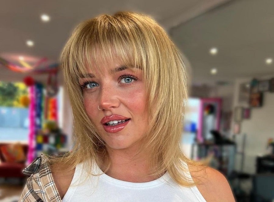 layered dirty blonde hair with bangs