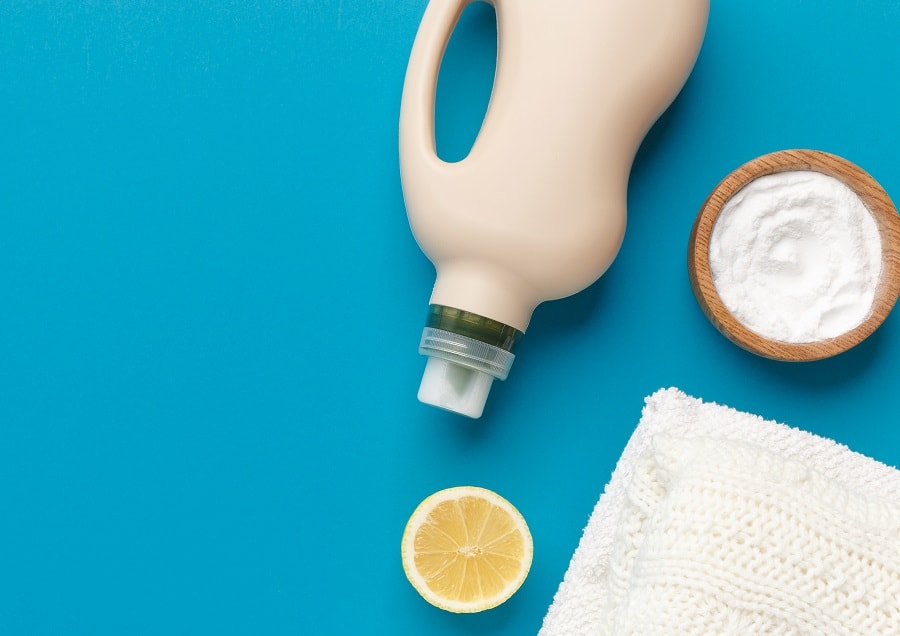 mixing baking soda with shampoo to remove semi permanent hair dye