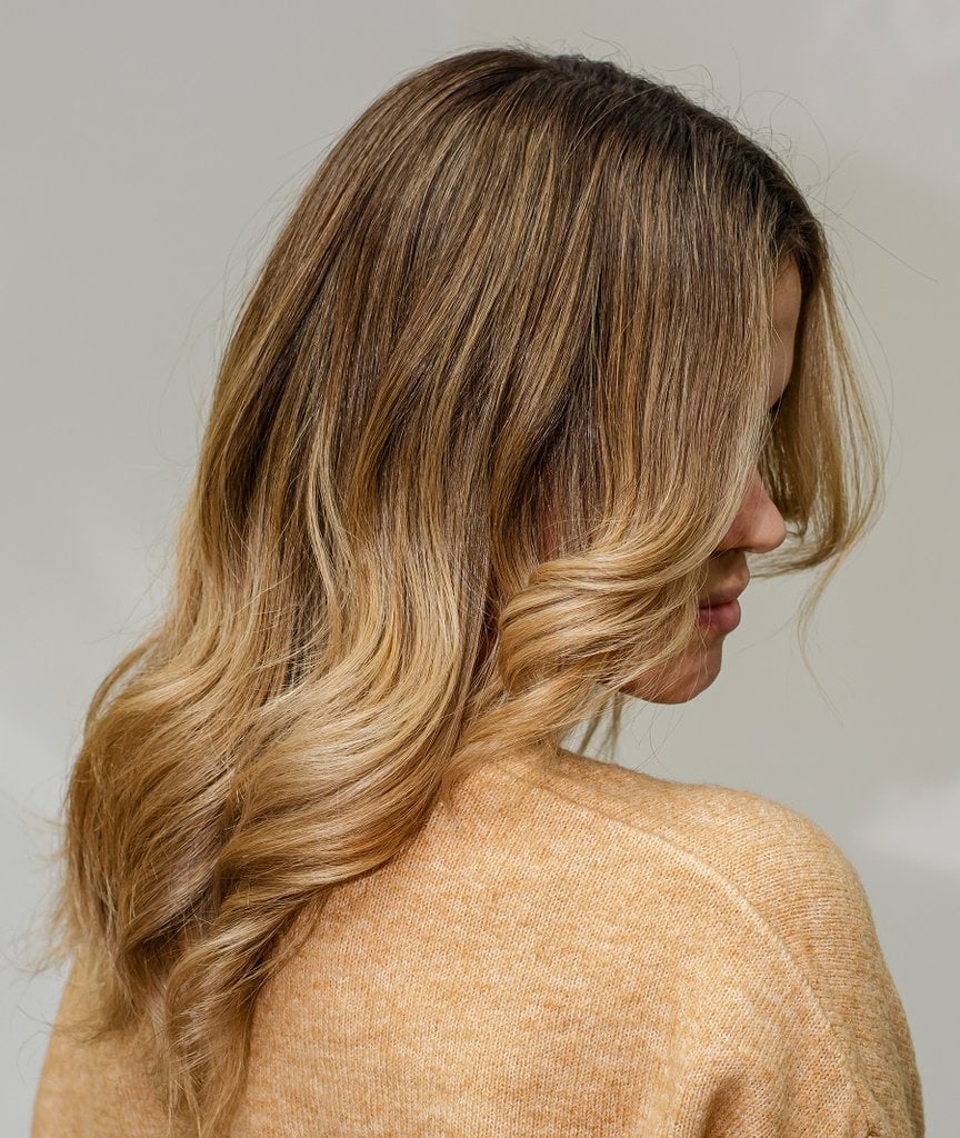 light honey balayage wavy hair