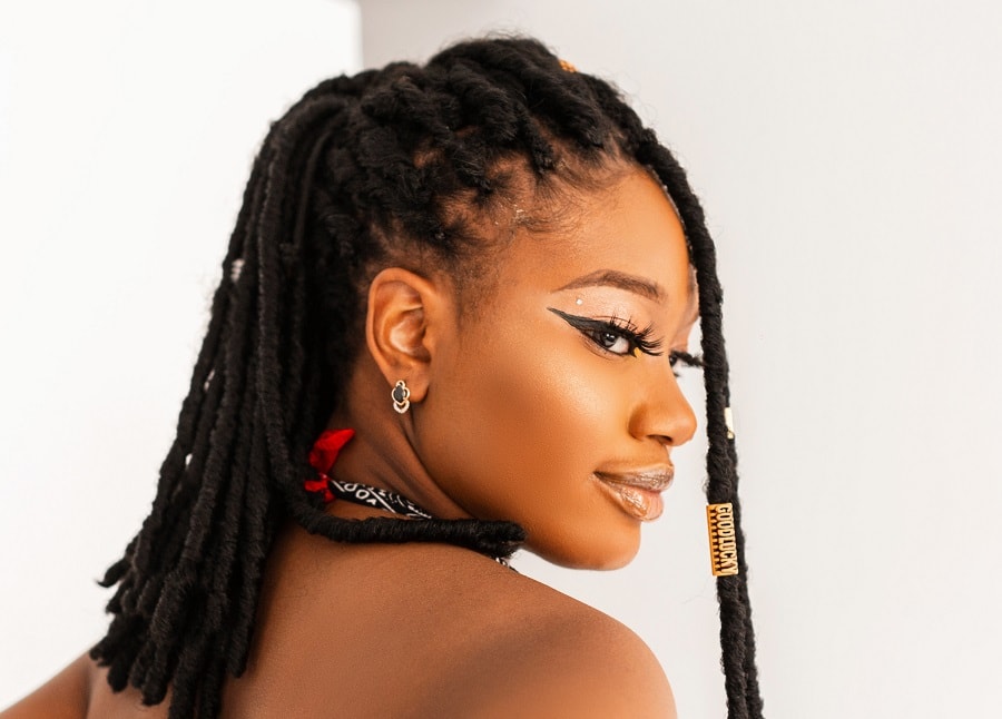 protective hairstyle with beads