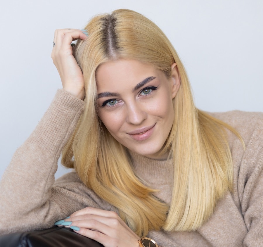 blonde hairstyle with dark roots