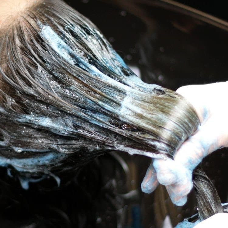blue shampoo on dyed hair