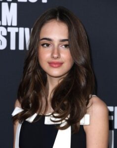 13 Fabulous Dark-Haired Actresses Under 20 (2024 List) | Hairdo Hairstyle