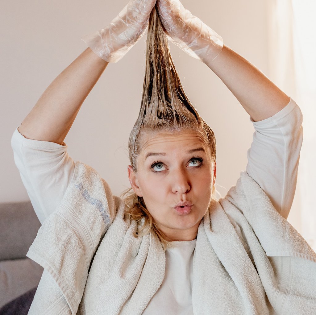 how long to leave blonde dye in hair?