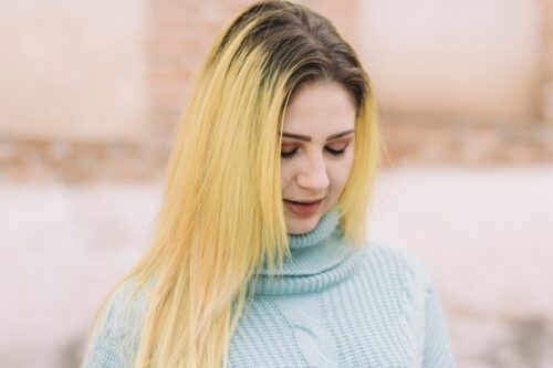 How to Grow Out Blonde Hair with Dark Roots? 