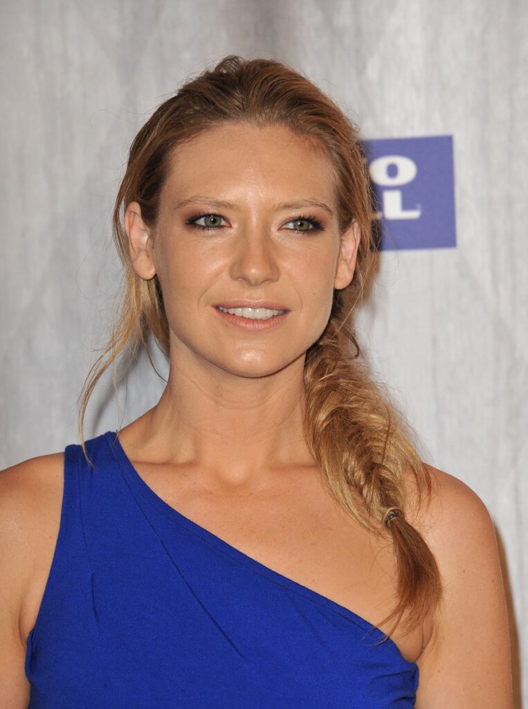 Anna Torv with thin hair