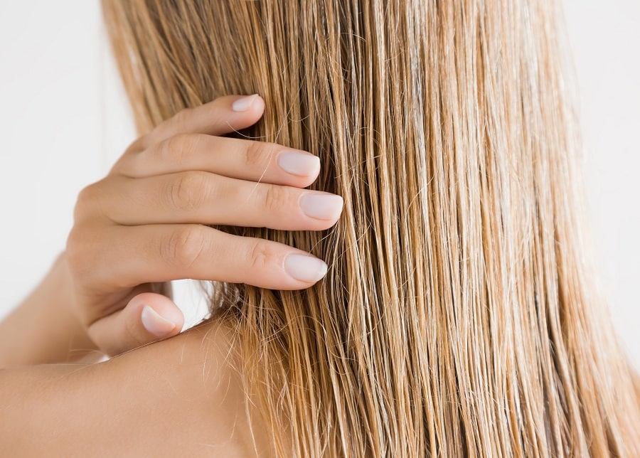 using hair conditioner to remove brassy tones from blonde hair