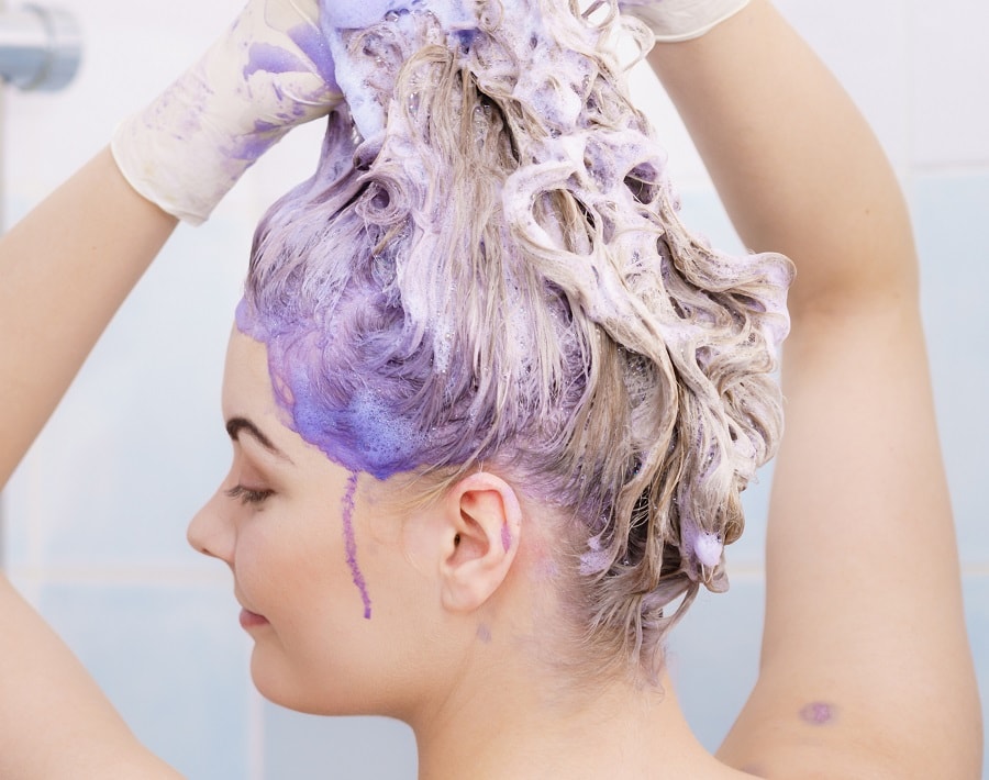using purple shampoo to remove yellow tones from blonde hair