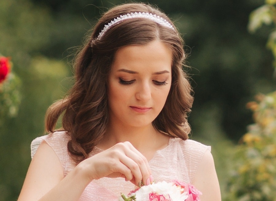 medium hairstyle for bridesmaid with headband